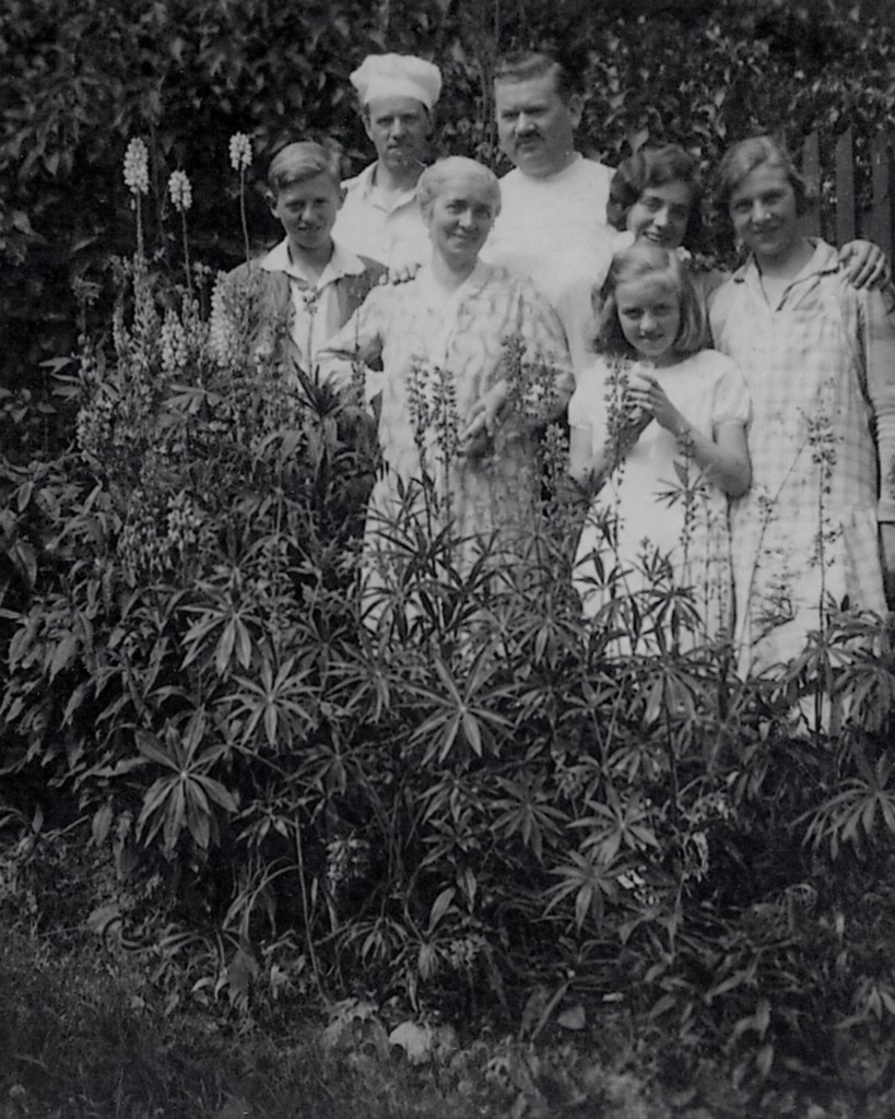 Kāffi family photograph in a garden in Svelvik, Norway